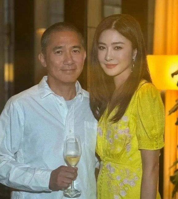 余文乐对自己的脸是真狠啊。[玫瑰][玫瑰][玫瑰]