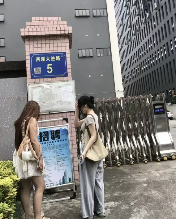 广东东莞，有一名外卖小哥早上到一家工厂送外卖，看到两名年轻女子在厂门口看招工牌，