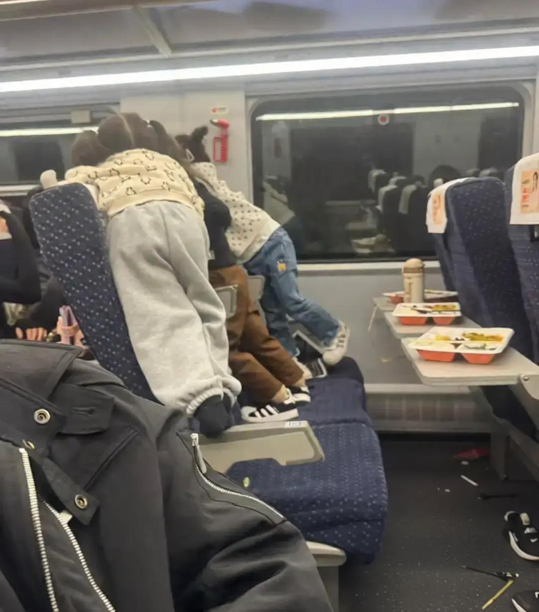 这闹腾一路了没人管吗