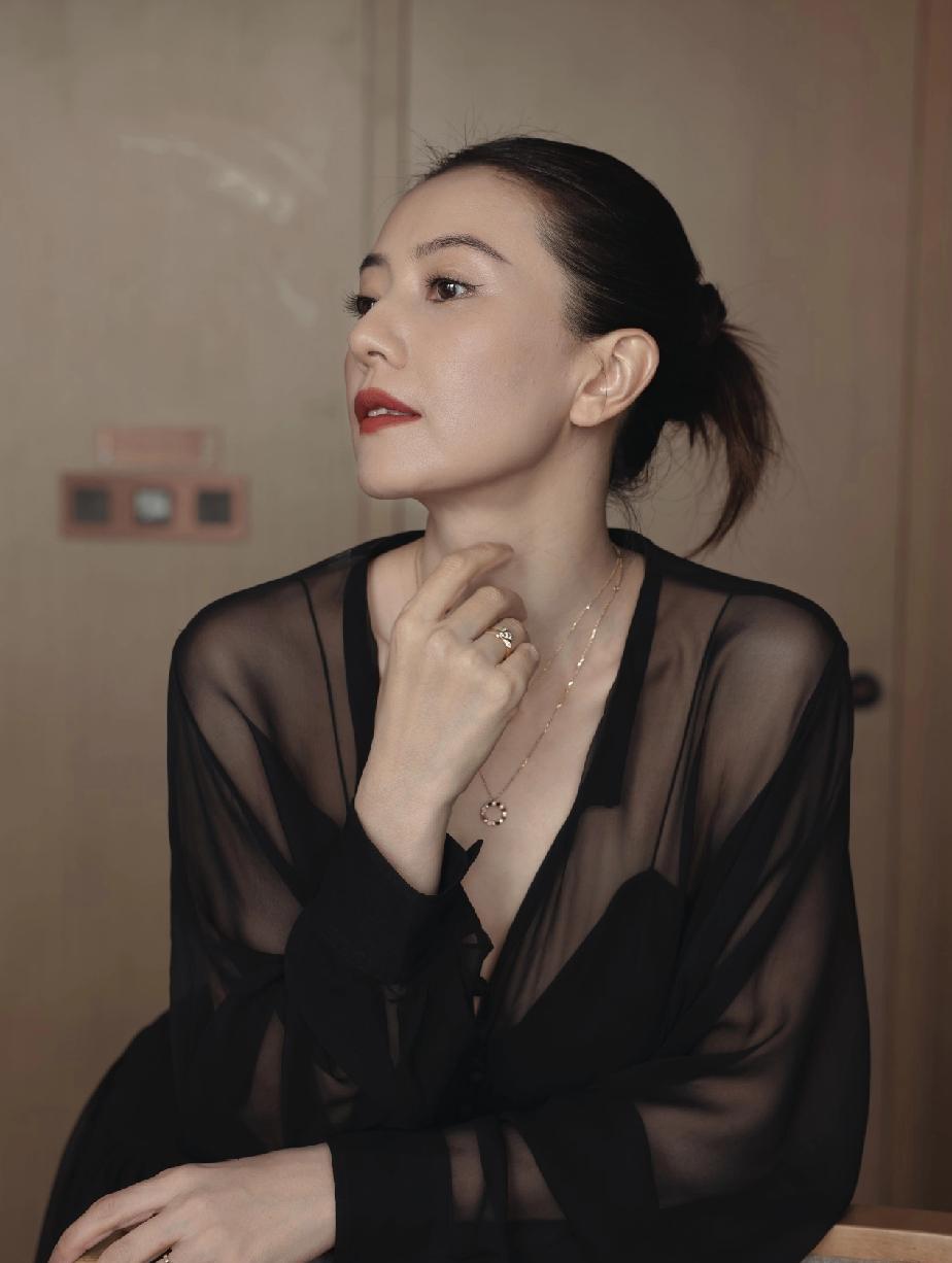 确实有些老了，美人迟暮，令人唏嘘，