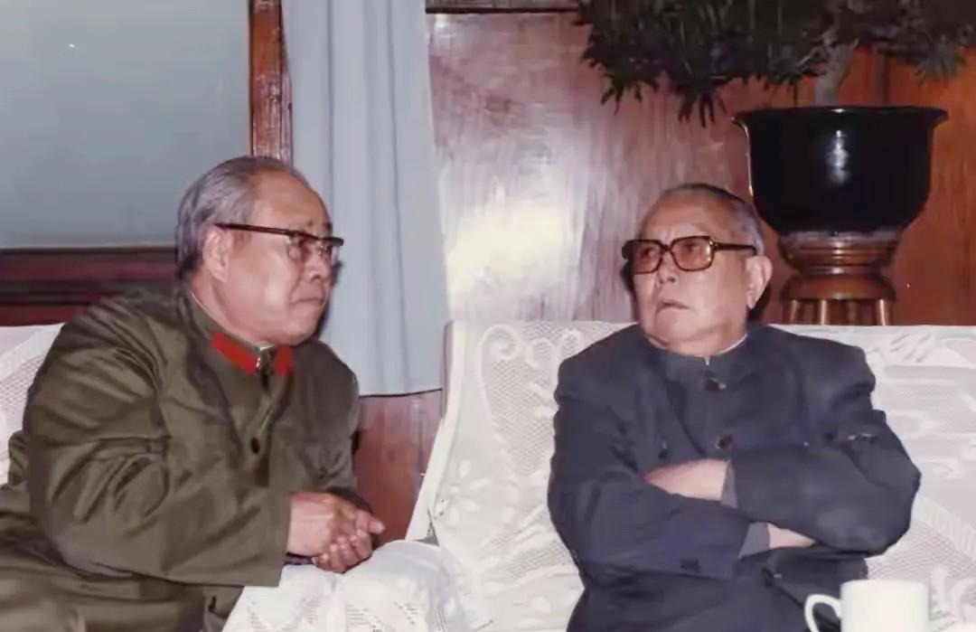 1984年11月，开国中将旷伏兆将军（左）和李先念同志亲切交流的照片。旷伏兆时任