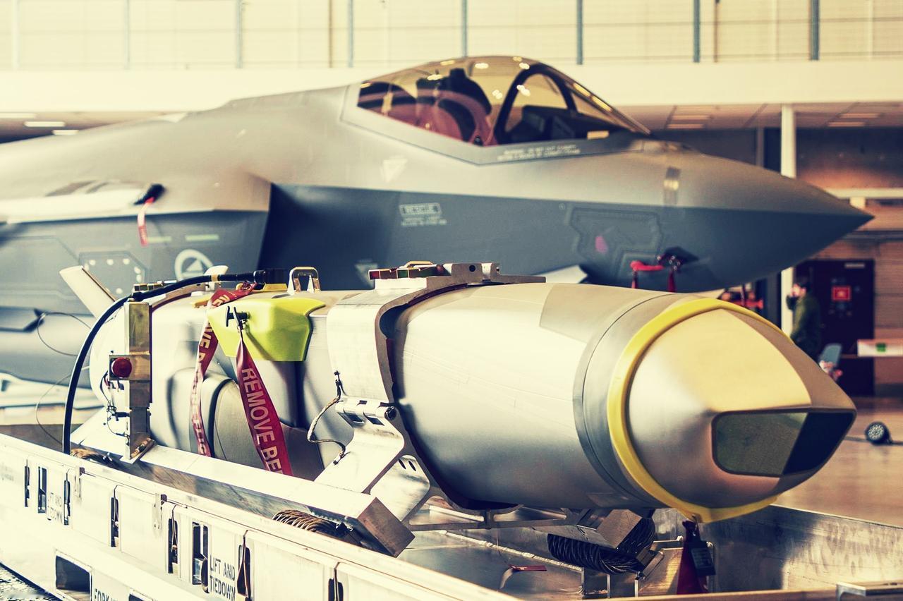 远程空射导弹！美国空军与雷神公司签订合同，生产并交付第二批AGM-184A“死