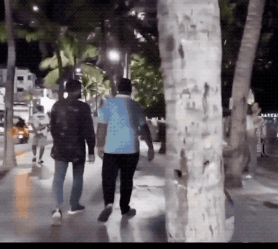 泰国街头“酸臭冲击波”：印度男性体味争议再起，女的一闻直接吐了！一段在泰国街头拍