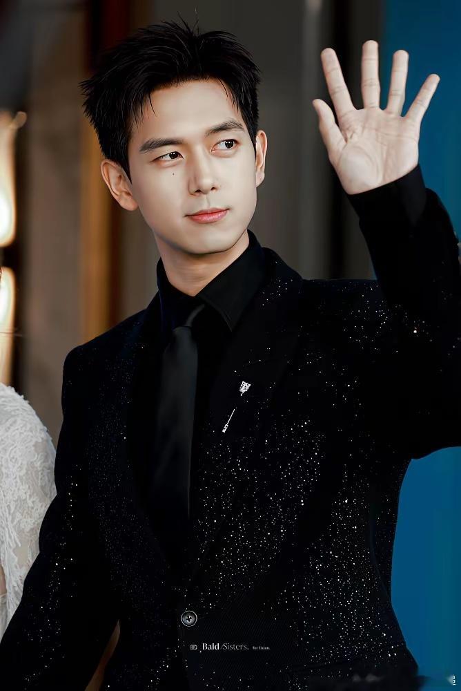 身体最诚实，谁也骗不了谁。看着李现跟李一桐走红毯，那叫一个绅士，那叫一个规矩。