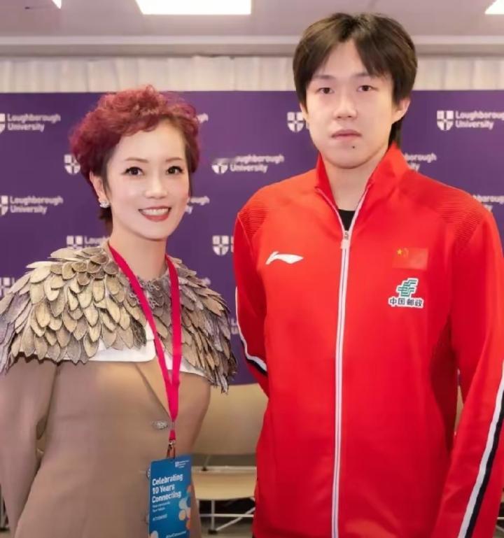 伦敦乒乓外交纪念活动的一张合影，又让王楚钦的分寸感火了。和女嘉宾同框时，他站姿笔