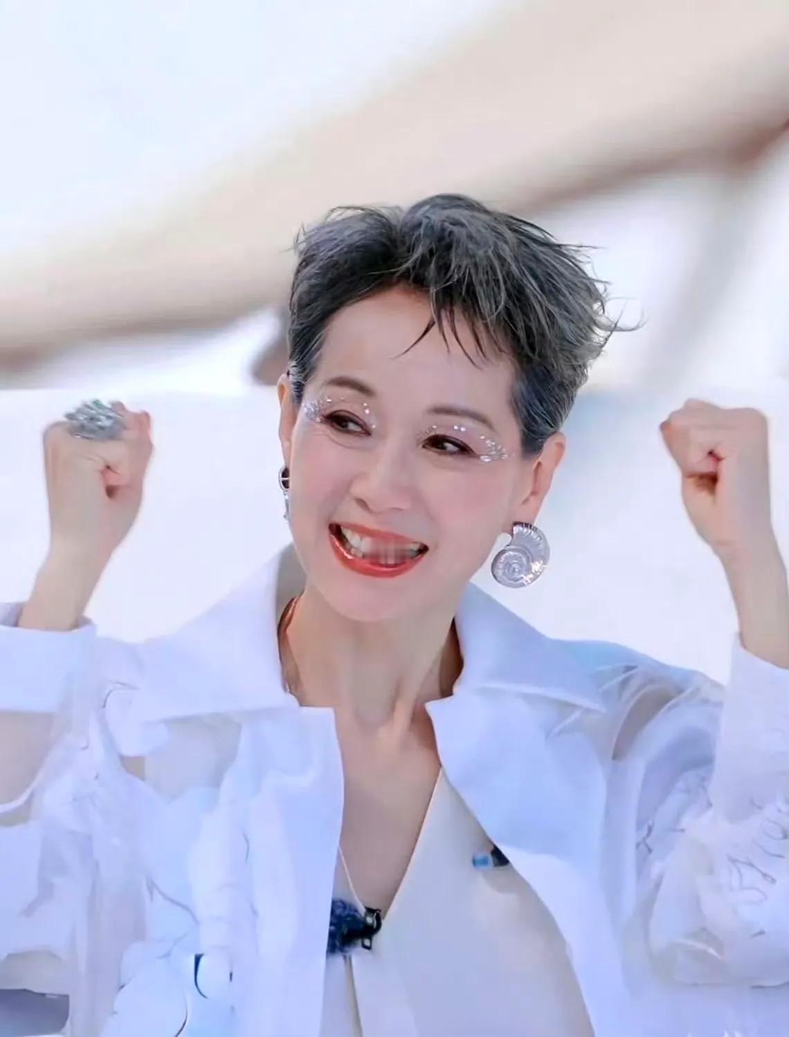 62岁叶童再夺第一！三公舞台炸裂全场，网友：这才是乘风破浪！在《乘风2025