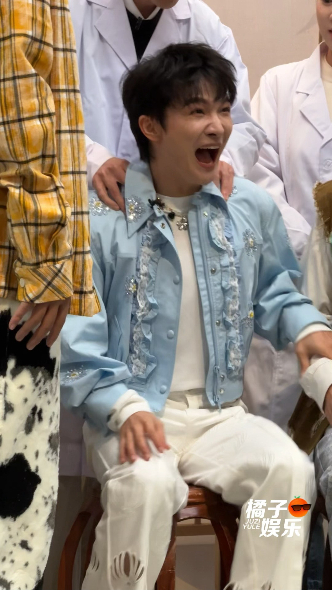 周深失去表情管理的一集！！由于按了别人最后被绑架着按哈哈哈哈哈！周深做推拿痛到失