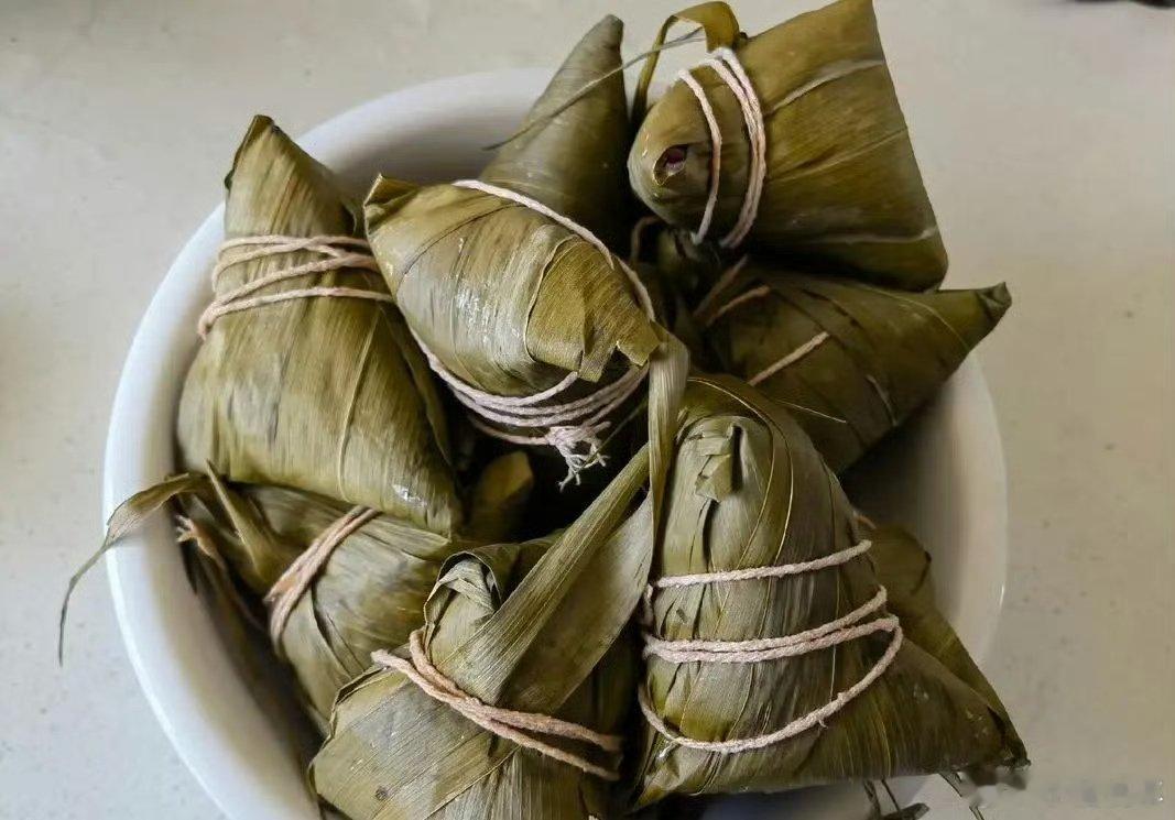 粽子海外订单爆了粽子是我国的传统美食，订单居然在国外爆了，挺好的，传承一下我国的