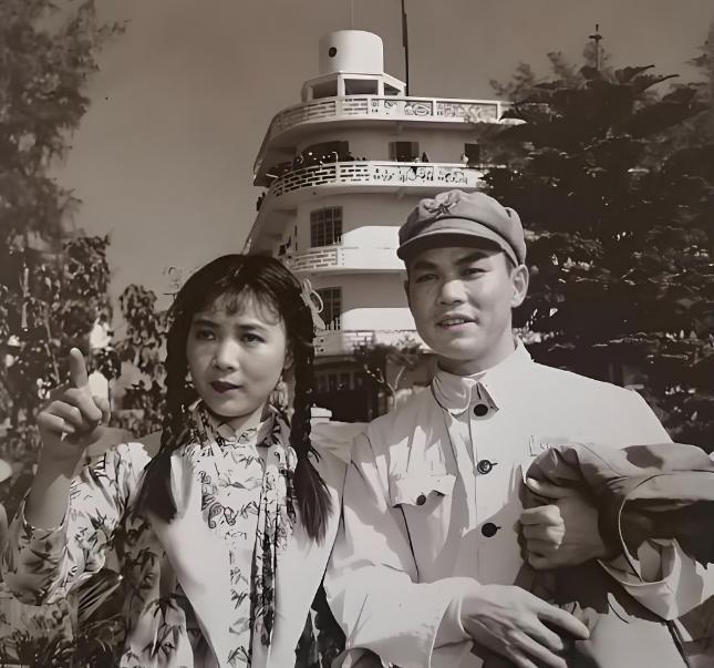 这是1963年上映的老电影《碧海丹心》的男女主角，该片是中国首部以解放海南岛战役