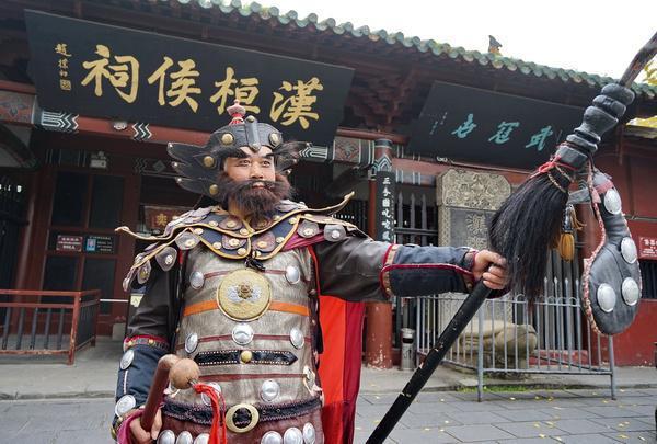 公元214年，张飞驻守阆中。地方志记载，他主持修建了贯通嘉陵江的水利系统“张飞渠