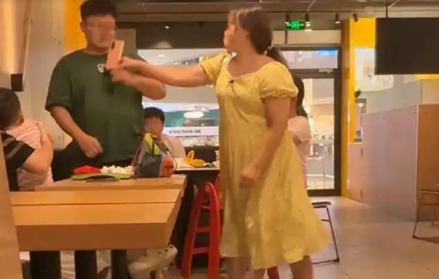 据star星视频8月21日报道称，广州惠州内一名女子跟快餐店的服务员发生争执，同