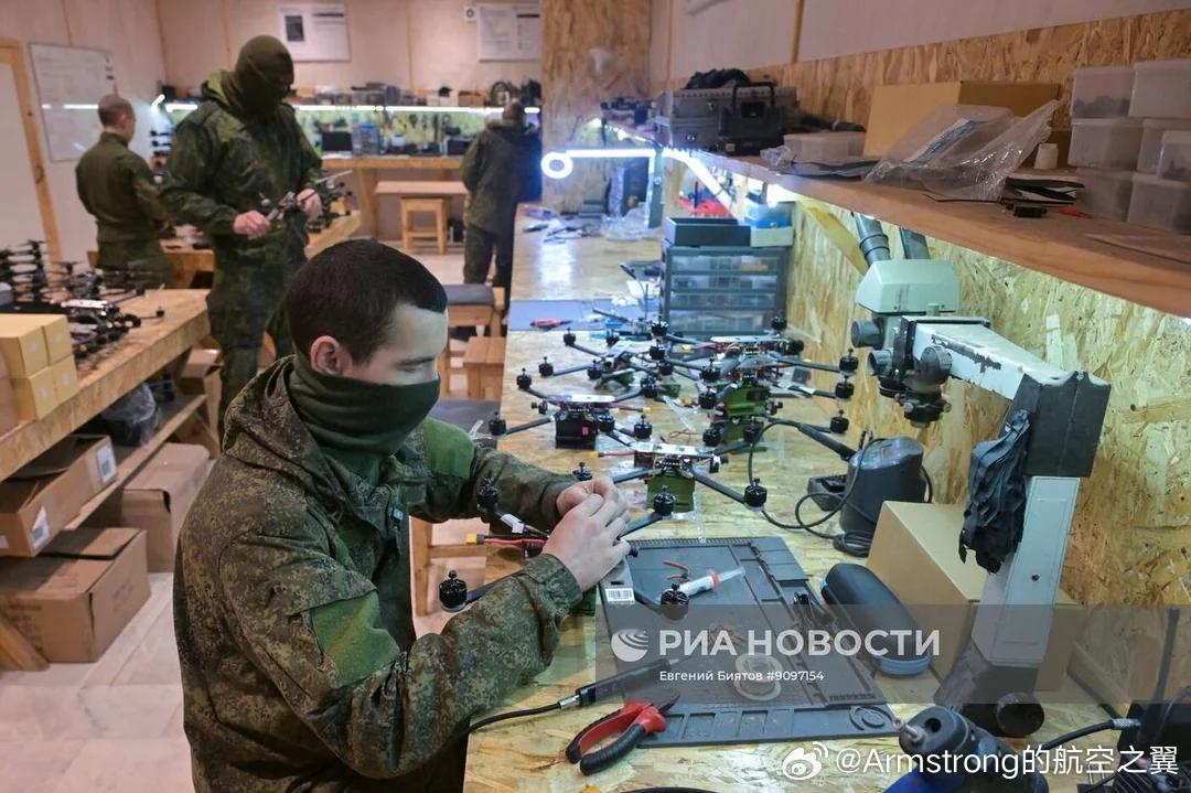 俄军无人机战地组装车间俄乌局势新进展俄军通过在各作战单位建立独立的小型生产单元