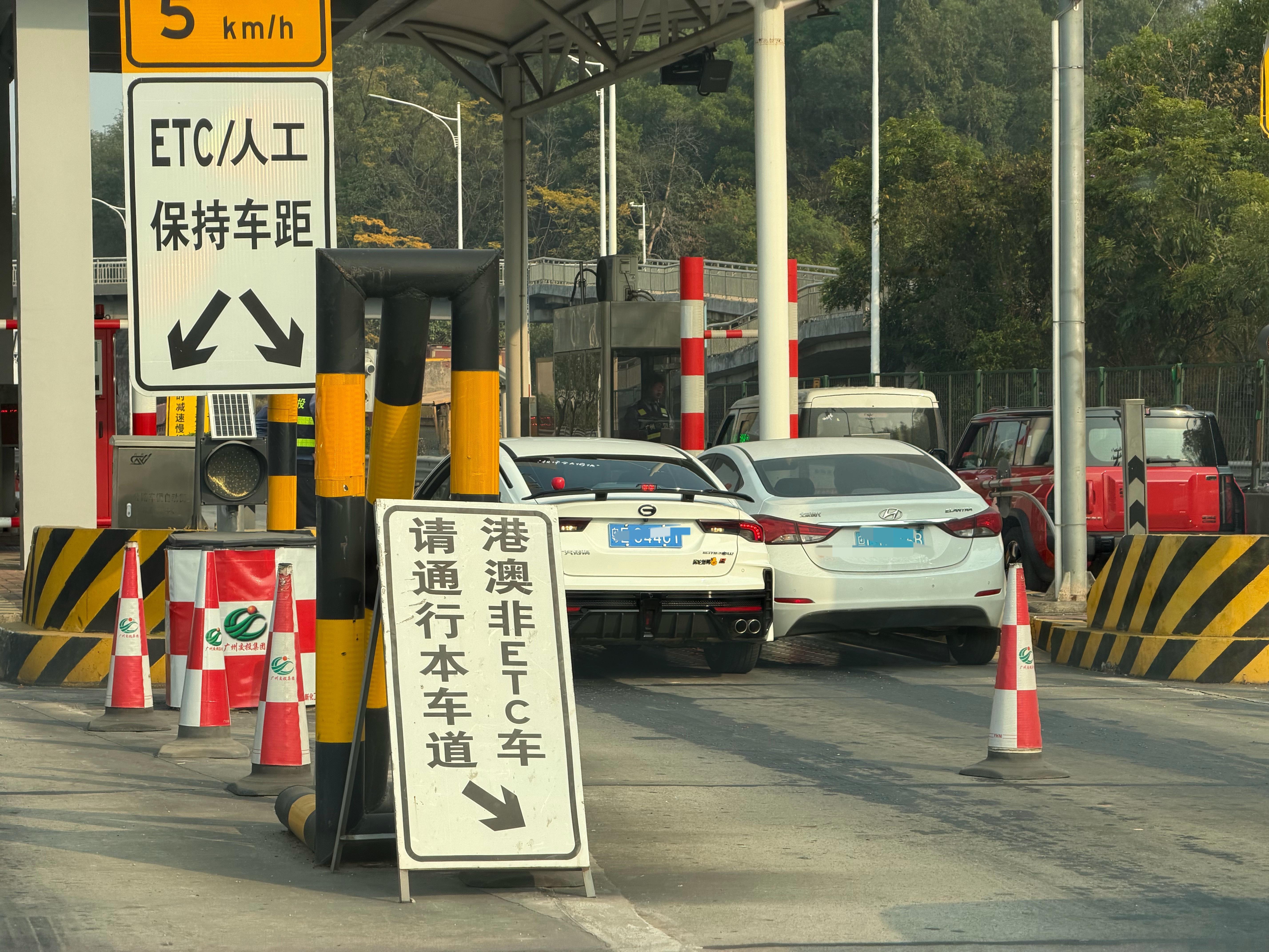 上高速堵了十分钟，到了收费站看到了拥堵的原因，俩驾驶员还赌气呢，谁都没下车，后面