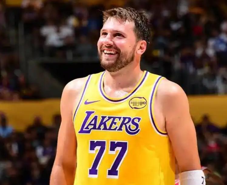 NBA常规赛结束，各项数据王也出炉了：得分王：东契奇，场均33.5分篮板王：