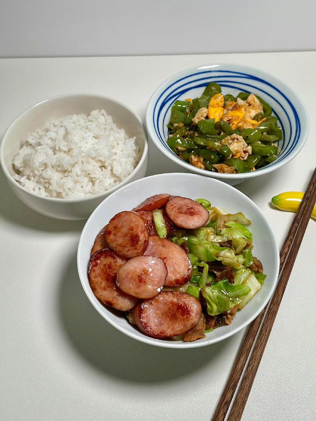 谁规定一个人吃饭就得凑活？看这桌：油亮的红烧虾裹满酱汁，脆嫩时蔬带着锅气，杂粮