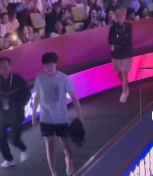 头哥退场，王CC寸步不离。昨晚比赛结束后，头头拿着一件外套立场。他右边是一位魏桥