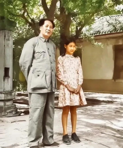 毛主席与女儿站在树下的一张合影，小李敏样貌清秀，有些害羞！建国初有一张毛主席