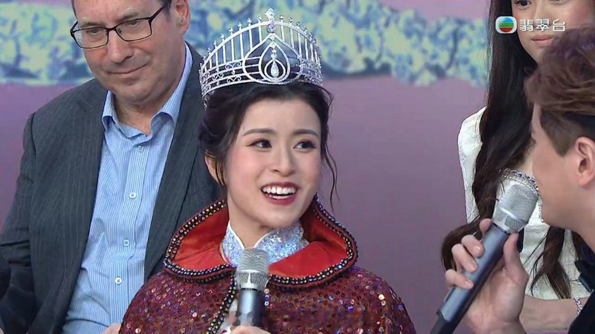 港姐2025｜出炉冠军陈咏诗以运动员心态面对比赛　爸爸为女儿骄傲|香港01《
