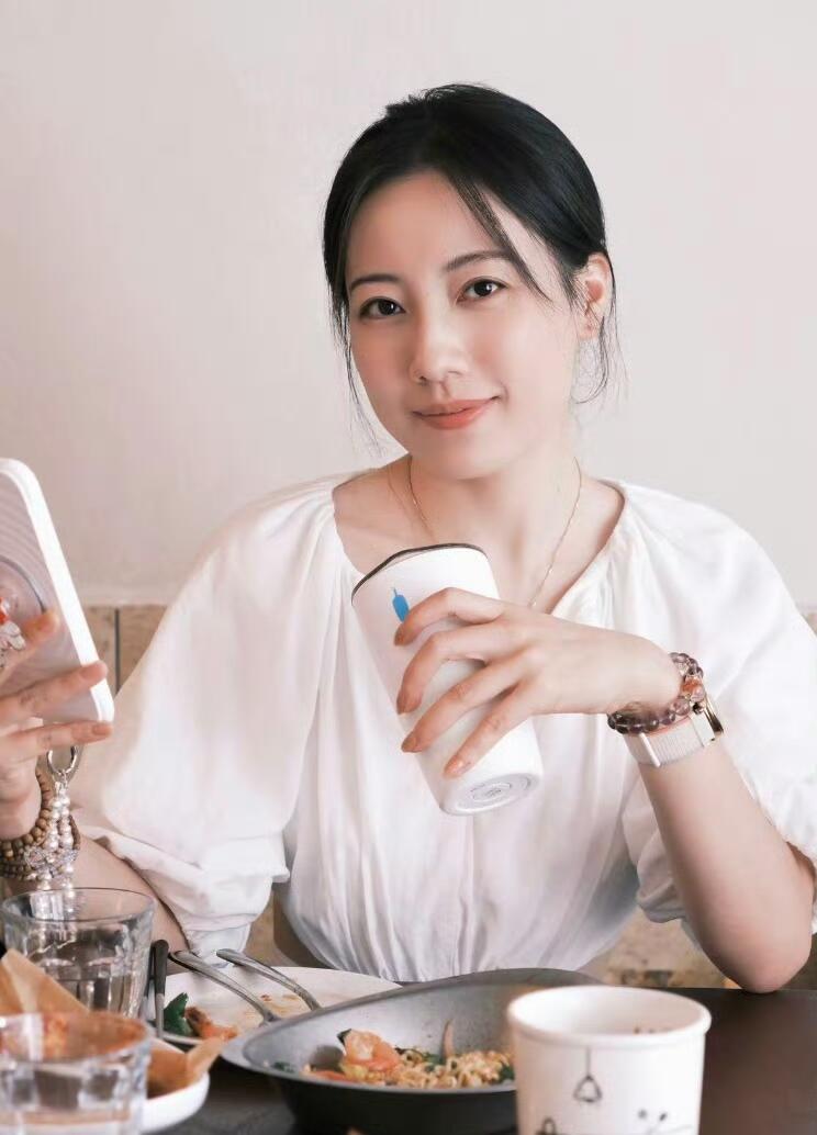 美女就是美女，不经意的生活瞬间，举手投足之间也是那么的魅力十足。