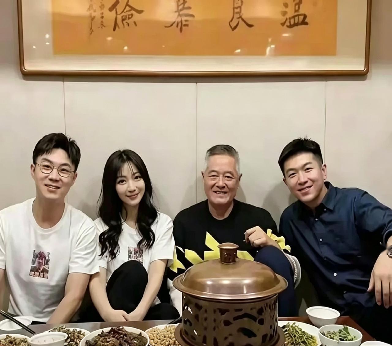 大鹏领着柳岩去赵本山家里蹭饭，这照片一看就是东北人的局。桌上那口铜锅咕嘟着，墙上