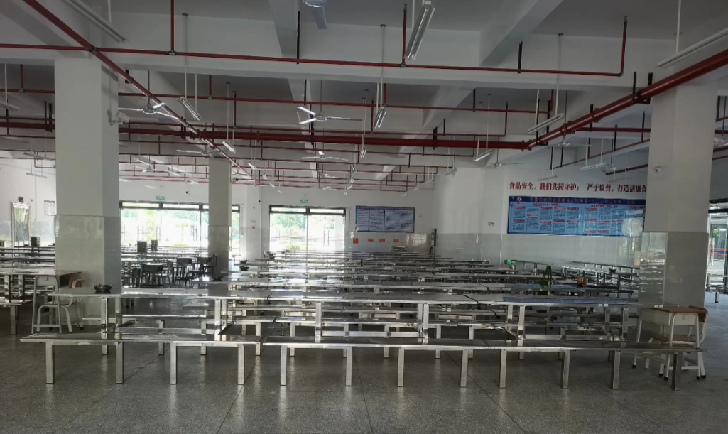 没有免费午餐吃了！今天学校午托正式开始，老师和学生同价10元/餐。之前一直是外包