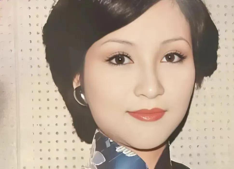 谢霆锋在整理父亲谢贤保险柜最底层的时候，摸出了一本页边早就泛黄的旧笔记本。翻开扉