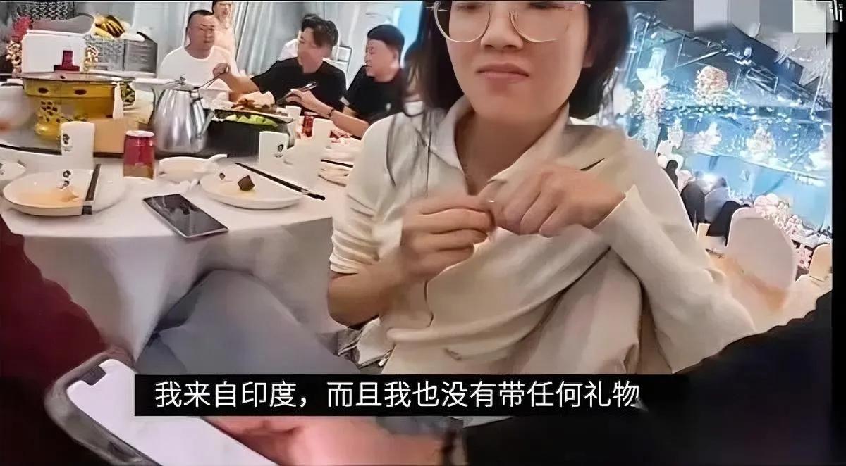 印度博主太敢了。没请就蹭内蒙婚礼？关键是最后还蹭到伴手礼？这哥们来内