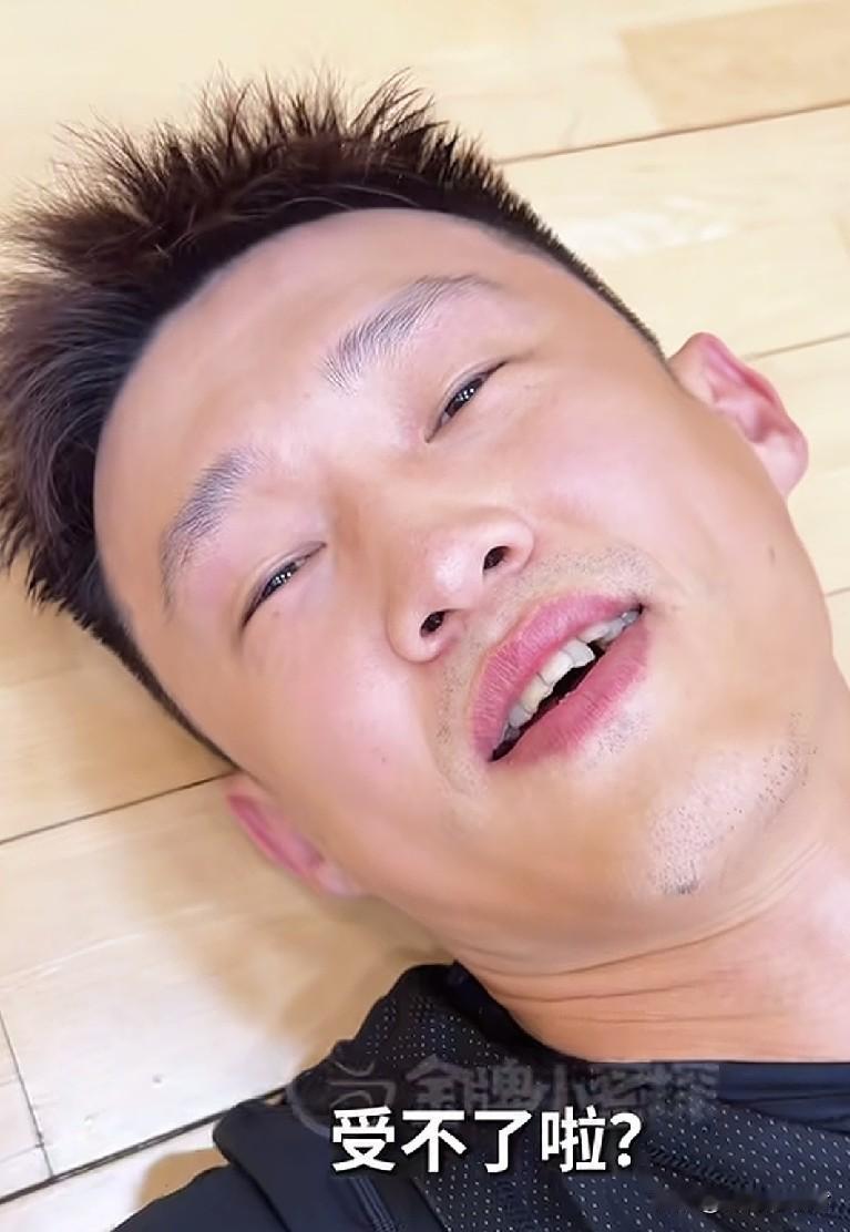 广东男篮训练量太大！近期，广东媒体人关辛发布到广东男篮探营视频。在这一期视频当