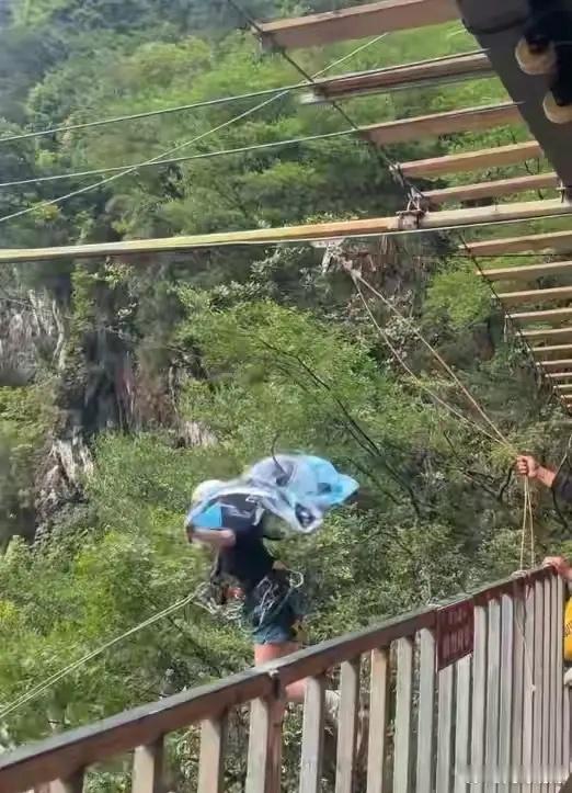 体验悬崖秋千坠亡女子反复说没绑紧5月3日下午，四川华蓥玛琉岩景区，16岁女孩刘某