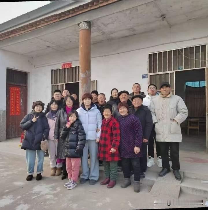 乒乓名将蒯曼全家福曝光，大家发一个问题了吗？蒯曼的家族亲人都穿着很普通的衣服