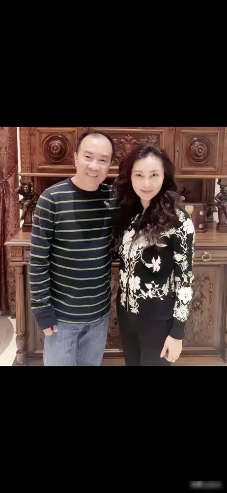 托妻献子袁茵大家都认识吧？说简单点，就是她在拍《独行特警》时认识了侯耀文