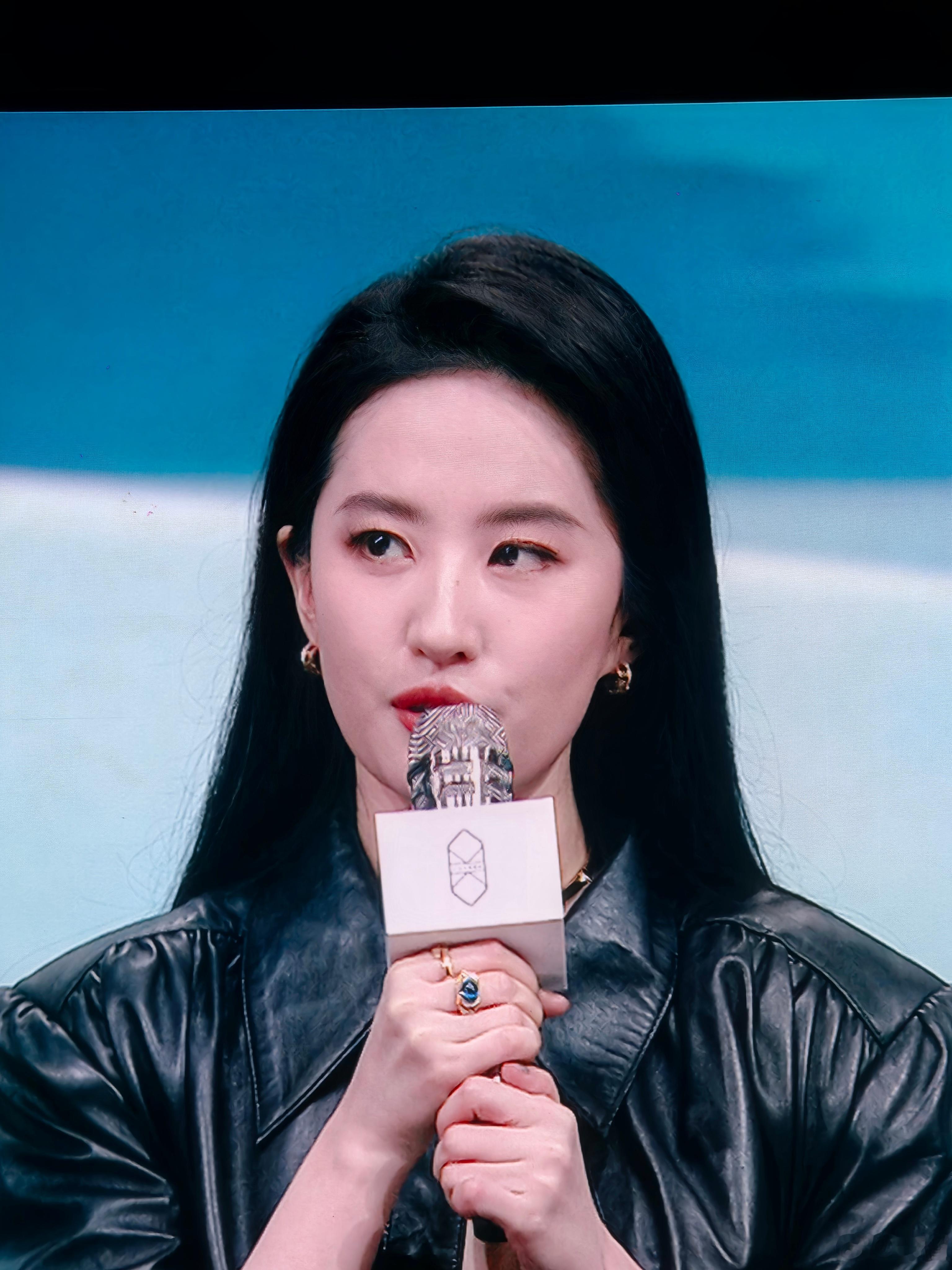 真的好美好美，手机拍到停不下来，给大家欣赏一下刘亦菲的美貌，第二次看刘亦菲了，感