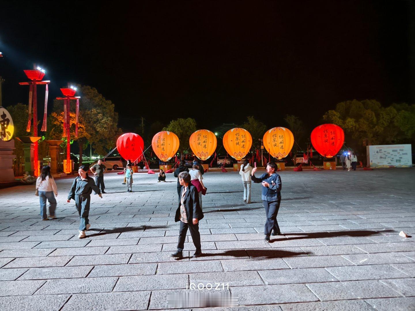 iQOOZ11实拍｜夜游三国古街，夜景随手出片🏮逛古风夜景街区，灯光层次复杂