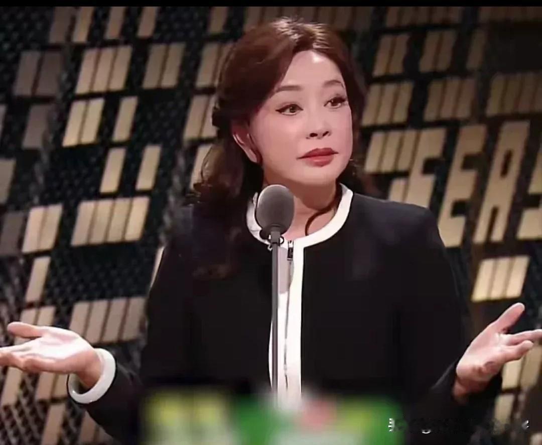 总感觉刘晓庆有点不对劲，她明明都75岁，正是养老的年纪，但佝偻的腰背、迟缓的