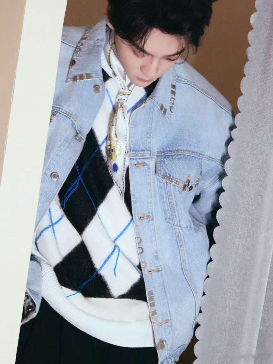 田栩宁金属牛仔田栩宁牛仔搭丝巾田栩宁牛仔搭丝巾，时尚表现力拉满，