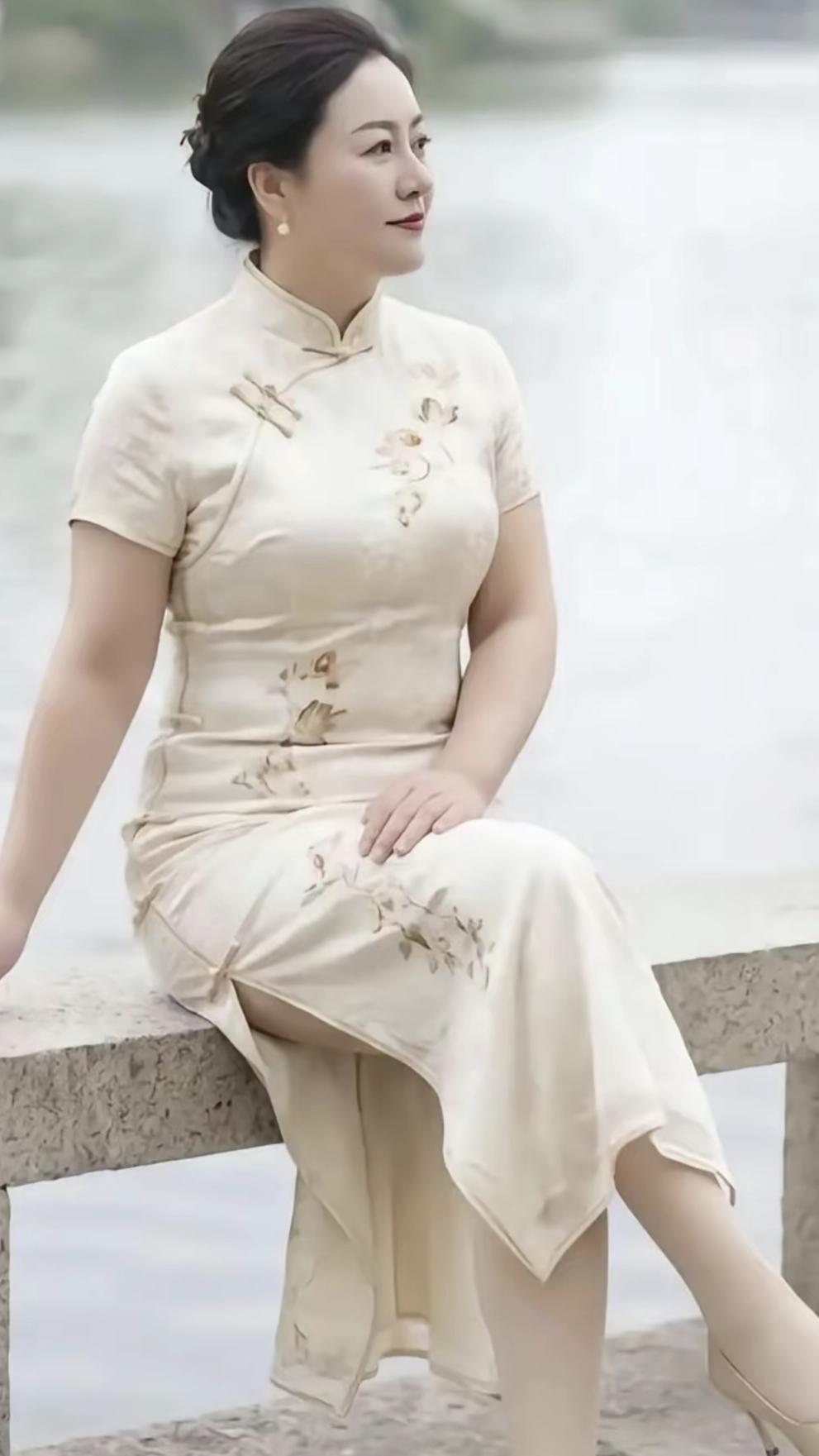 家眷情月有圆缺悬碧霄，妻无妍丑暖心潮。寻常烟火长相守，胜却人间万种娇。