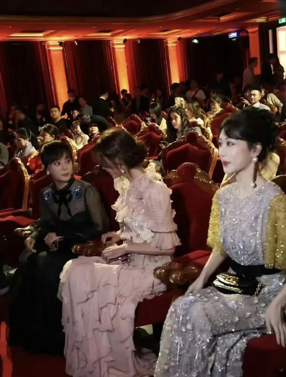 孙俪杨紫林志玲同框当手握大女主剧本的孙俪，遇上90后顶流杨紫，与优雅冻龄的志玲姐