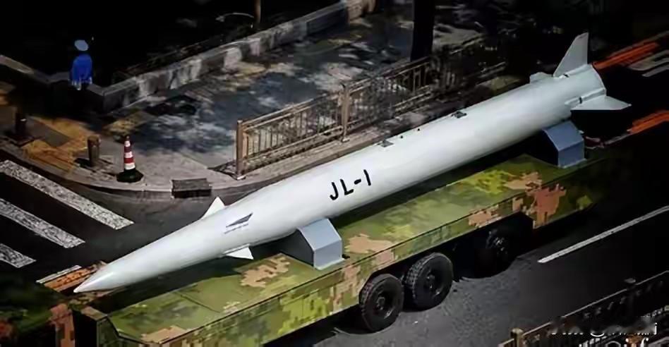 最近网上吵得欢，说轰-20能隐身、超音速飞，还能装“惊雷-1”核导弹，一出来就是