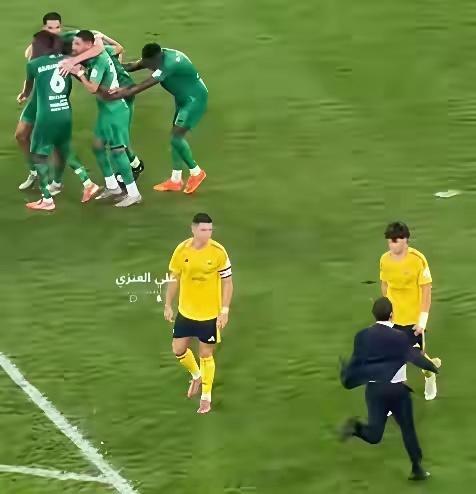 利雅得胜利输了球，赛后这一幕真让人看傻了。吉达国民那个葡萄牙籍的体育总监布拉兹，