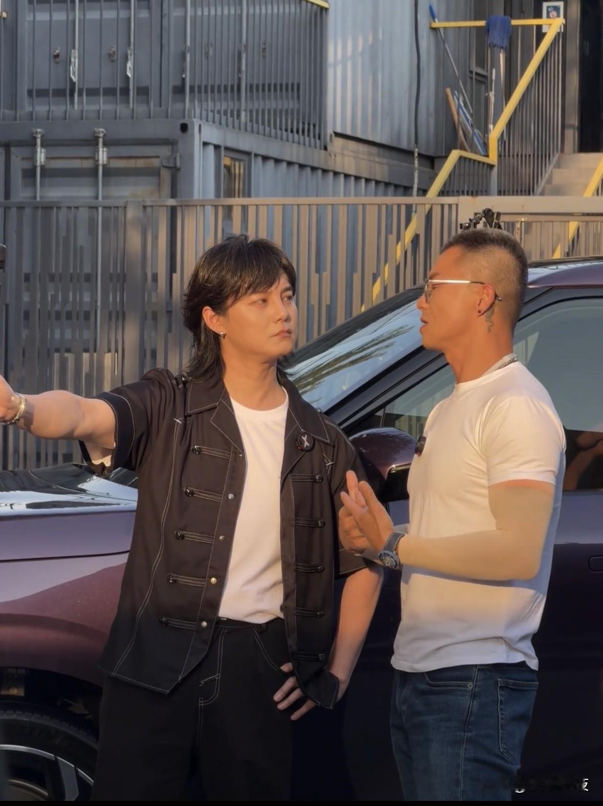 车评人陈震和“袁华”的饰演者尹正一起交谈得非常开心，这你受得了吗？网友：背景音乐