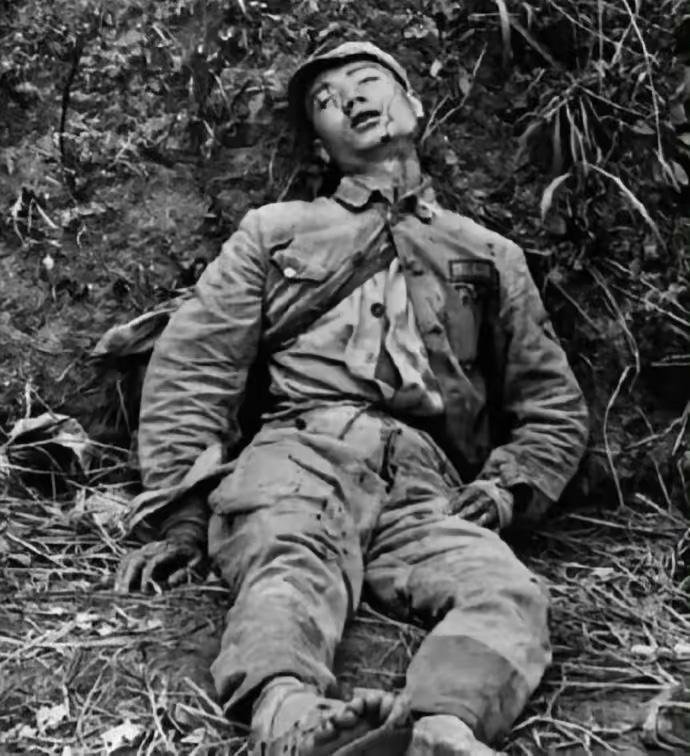 缅怀烈士。这是一位无名英雄，我们不知道他是谁，姓什么叫什么，是谁的儿子、谁的丈夫