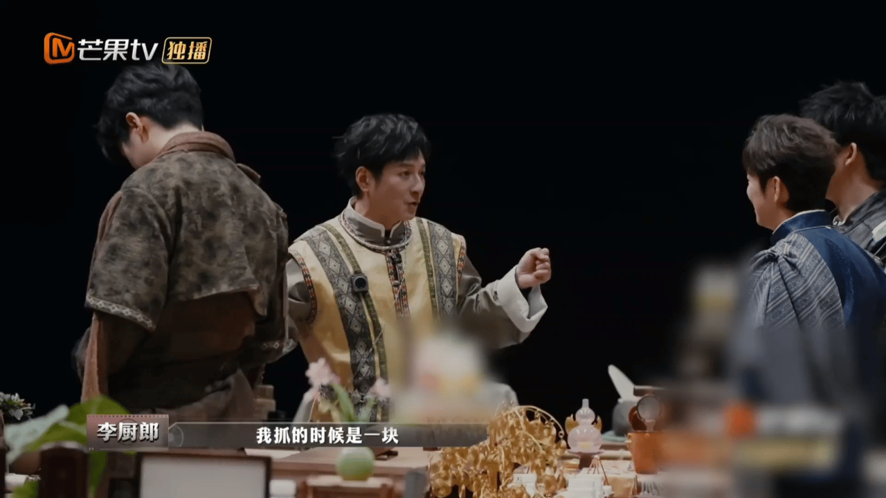 李维嘉干净到手套都要戴四层别人搜证是找线索，李维嘉搜证是搞卫生！四层手套层层防护