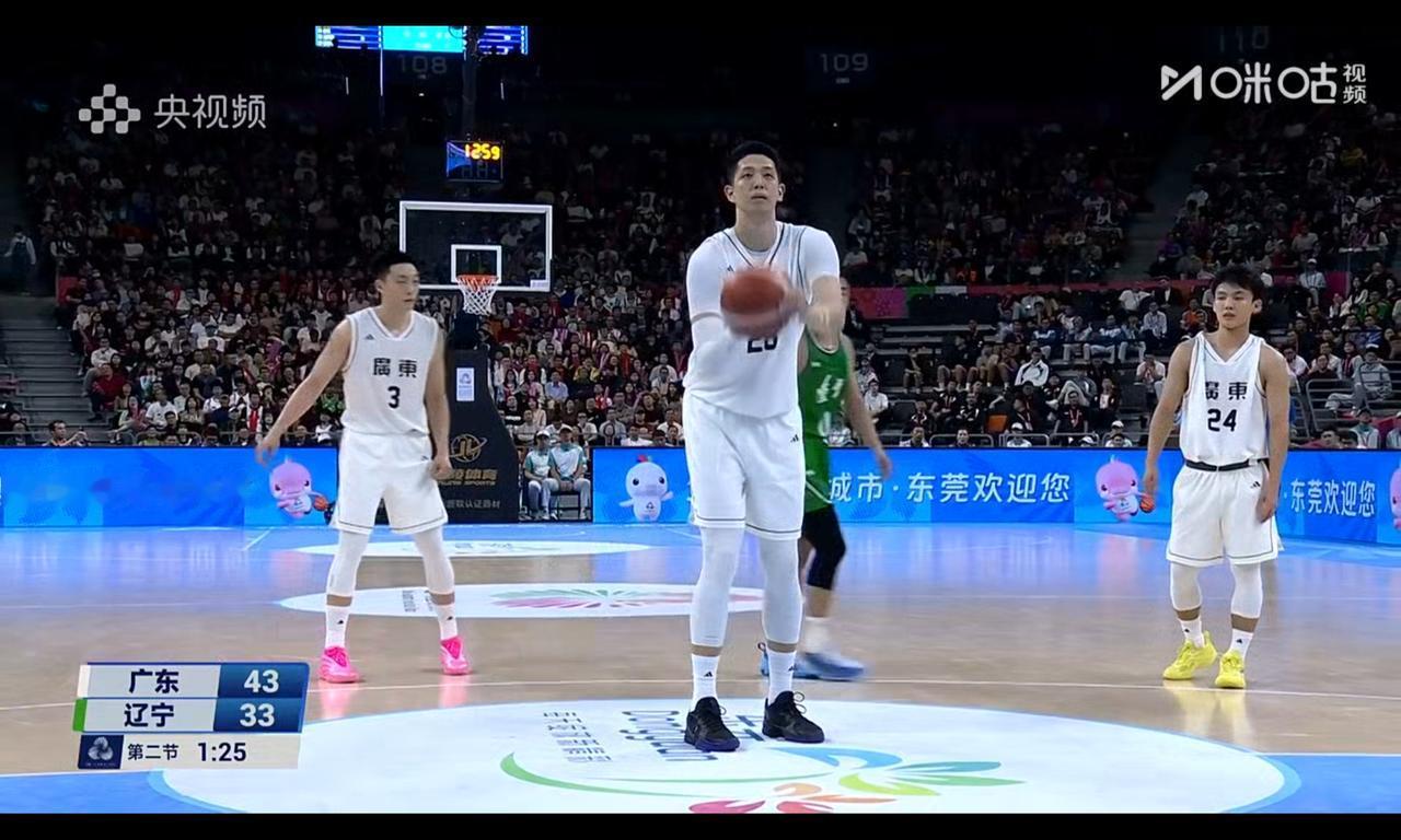 沈梓捷连续罚球踩线，让杜锋成为抱头哥，居然没有像焦泊乔一样被瞪眼沈梓捷第二次