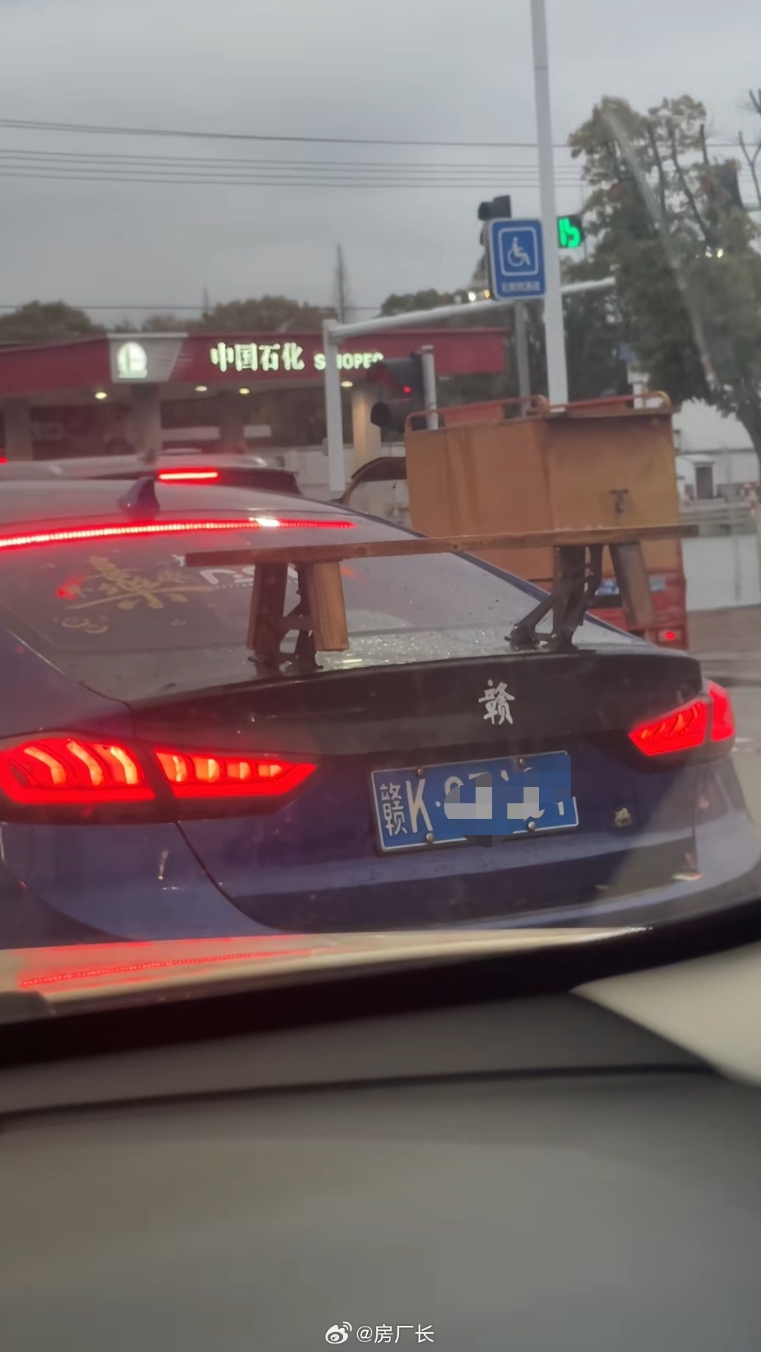 这尾翼艺术成分很高，还能多坐两个人