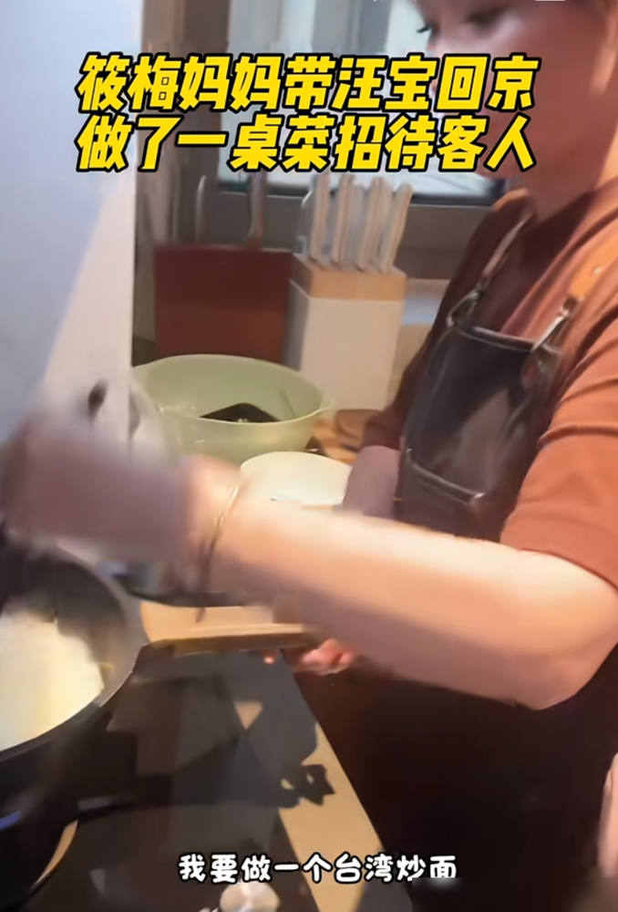 汪小菲手机里那张照片，岳母在台北厨房给俩孩子炖汤，灶台上摆着四菜一汤。张兰直播亲口说的，亲家母特别好