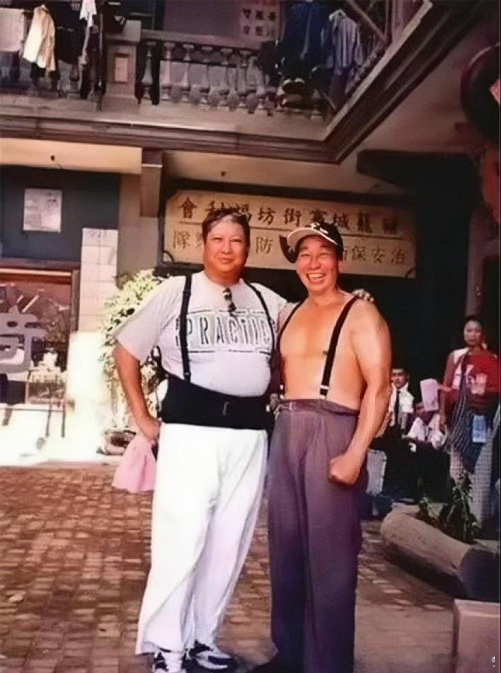 2003年，还没和周星驰闹翻的武术指导洪金宝，在电影《功夫》片场和赵志凌的合影照