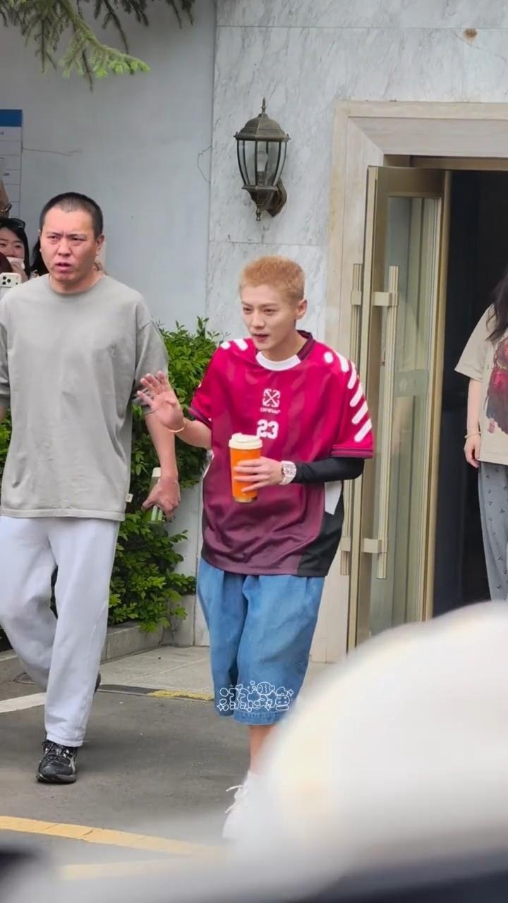 鹿晗五哈美式男高造型鹿晗裤腿比鹿晗美式男高造型出发五哈，寸头酷劲十足。短袖上衣
