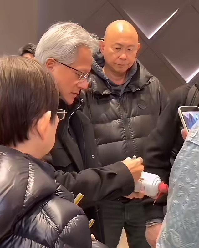 这网友胆真大，把一瓶普通的飞天递给黄仁勋要他签名，幸好黄仁勋也没嫌弃，接过来就签
