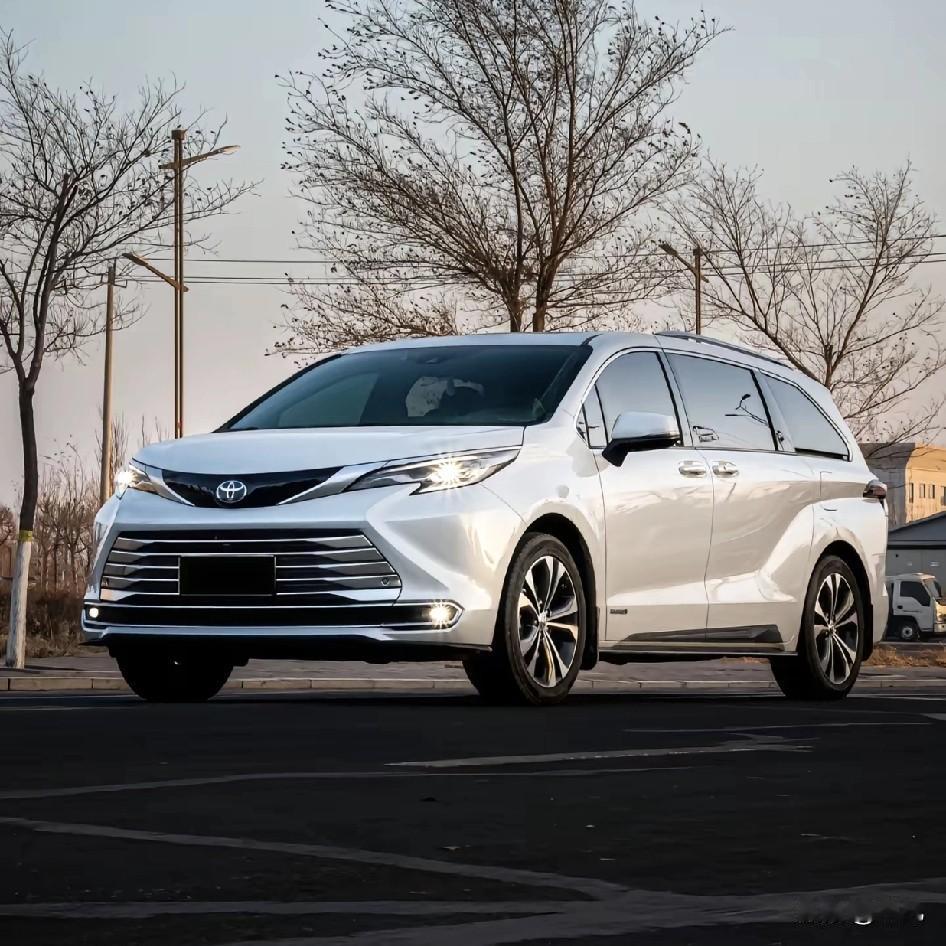 别人问我丰田塞纳贵不贵值不值。我个人感觉，贵是真不便宜，低配近30万，高配超