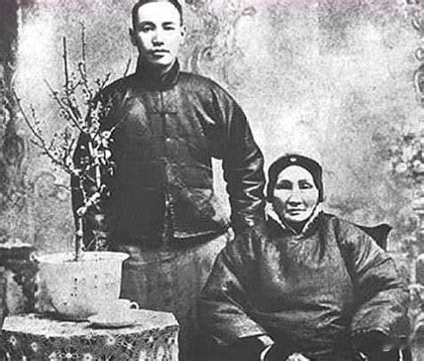 1886年，浙江奉化溪口小镇上传出一则消息，一位尼姑摘下僧衣，重新走入凡俗，她嫁